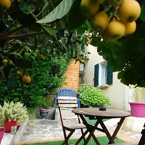https://villa-les-pins.hotels-rhonealpes.com